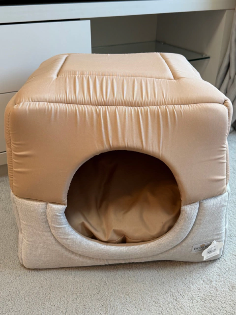 Toca para cachorro em tons caqui com entrada circular e base acolchoada, modelo Clean da marca Bonito pra Cachorro