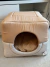 Toca para cachorro em tons caqui com entrada circular e base acolchoada, modelo Clean da marca Bonito pra Cachorro