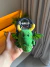 Dragão de pelúcia verde com chifres amarelos e asas, produto QMonster da Petta, sendo segurado por uma mão