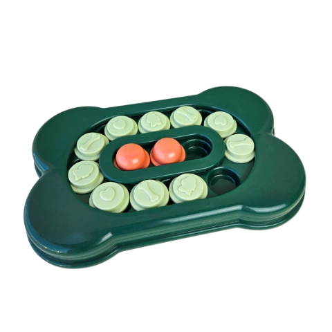 Tabuleiro interativo para cães em formato de osso, com peças deslizantes verdes e laranjas para estímulo mental