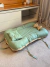 Cama Ninho 3 em 1 Premium verde e bege com almofada e laço decorativo em ambiente interno