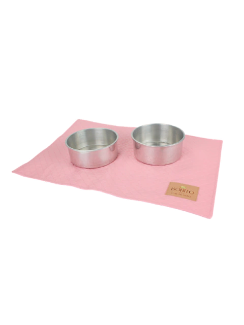 Porta Comedouro Basic Chiclete - Bonito pra Cachorro sendo utilizada para suportar duas tigelas de alimentação de pets
