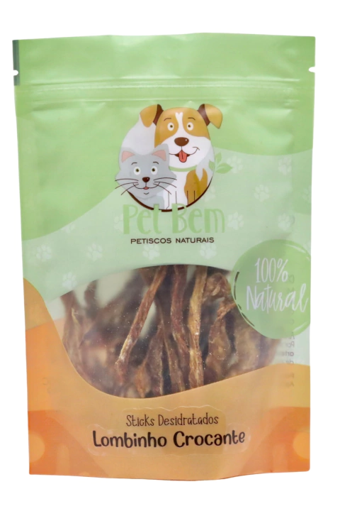 Produto Stick de Lombinho Crocante Desidratado em sua embalagem transparente com detalhes em laranja e verde.