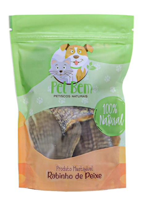 Produto natural e mastigável para cães Rabinho de Peixe em sua embalagem transparente com detalhes em verde e laranja