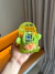 Uma mão segurando o brinquedo divertido para cães e gatos QMonster Baby Ciclope Verde 6,5cm - Petta