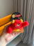 Uma mão segurando o brinquedo divertido para cães e gatos QMonster Baby Ciclope Vermelho 6,5cm - Petta