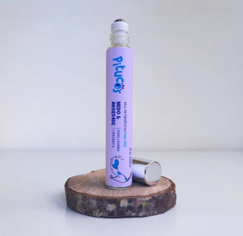 Roll On terapêutico para cães da marca Pitucos, indicado para medo e ansiedade, com essências de lavanda e gerânio, em frasco de vidro com tampa prateada
