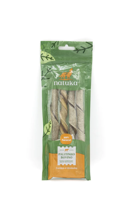 Embalagem Natuka Palitinho Bovino feito com Couro Bovino, pacote de cor verde escuro com detalhes em laranja e branco.