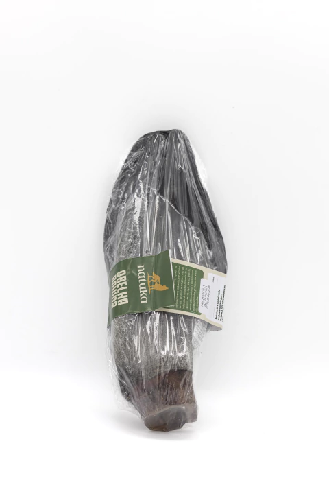 Orelha bovina Natuka embalada, ideal para mordedores naturais de cães.