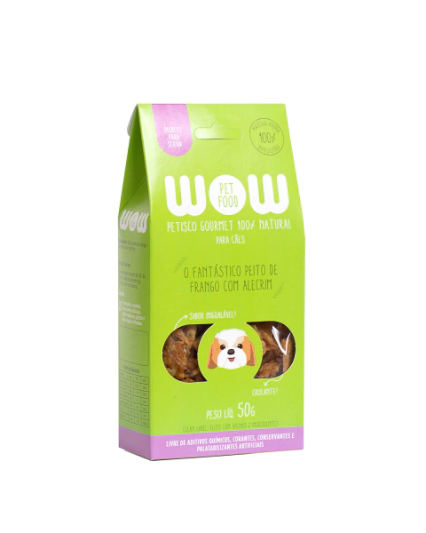 Embalagem de Petisco Desidratado WOW Fantástico Peito de Frango com Alecrim 50g, caixa verde com detalhes em rosa.