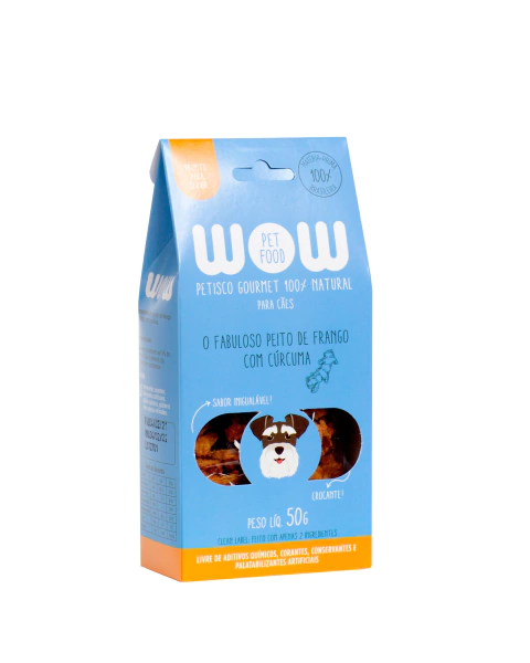 Embalagem de Petisco Desidratado WOW Fabuloso Peito de Frango com Cúrcuma 50g, caixa azul com detalhes em branco e laranja.