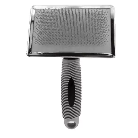 Produto rasqueadeira emborrachada de tamanho pequeno de cor cinza e prateada.