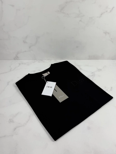Dior Exclusive · Playera negra cuello redondo
