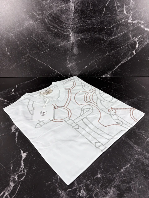 Hermès Exclusive · Playera blanca con estampado de líneas rojas