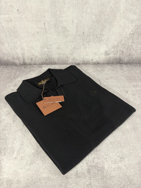 Loro Piana Exclusive · Polo negro cuello camisero