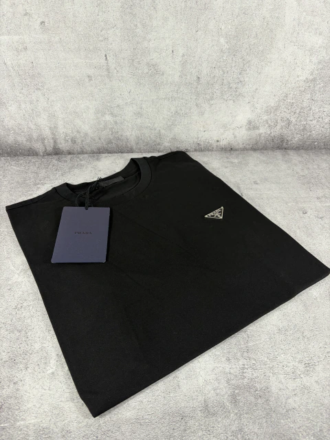 Prada Exclusive · Playera negra con placa triangular