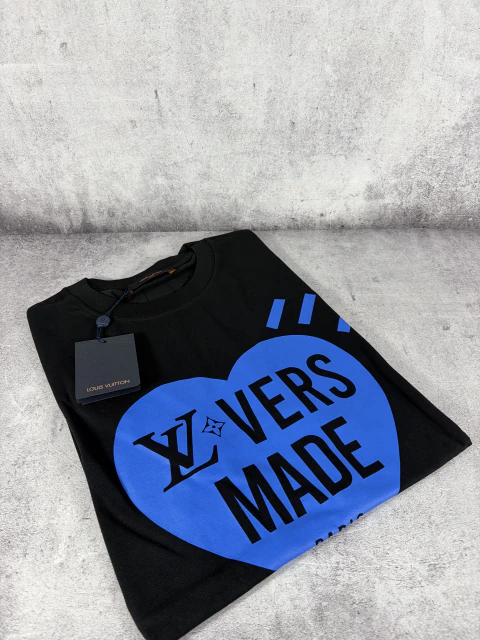 Louis Vuitton Exclusive · Playera negra con corazón azul estampado