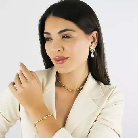 Brincos Flor com Pérola Gota, Cravejado de Zircônias Cristais - Folheado a Ouro 18k