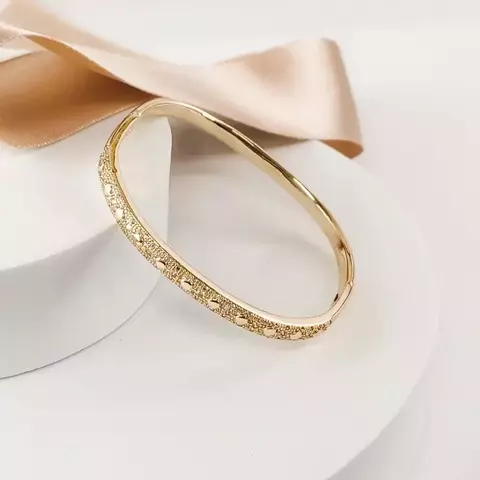 Bracelete com Zircônias Cristais, detalhes em relevo - Folheado a Ouro 18k