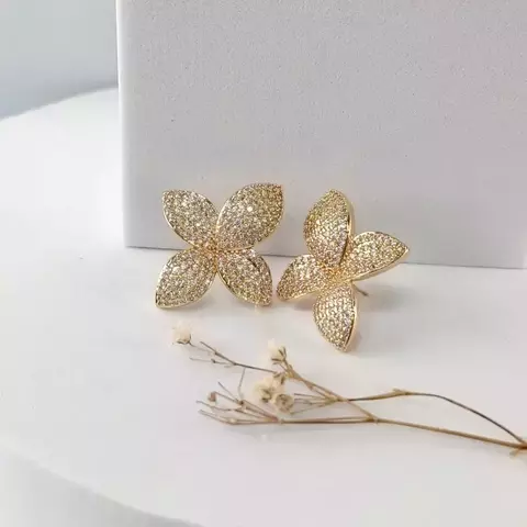 Brincos Flor, Cravejado de micro Zircônias - Folheado a Ouro 18k