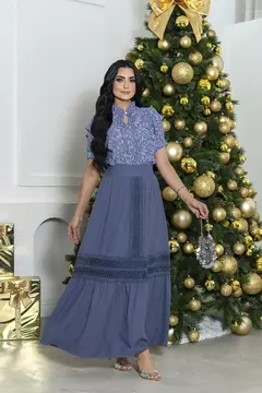 Conjunto saia longa azul jeans em crepe rústico com entremeios de renda Blusa azul devorê com jabô nos ombros e manga na internet