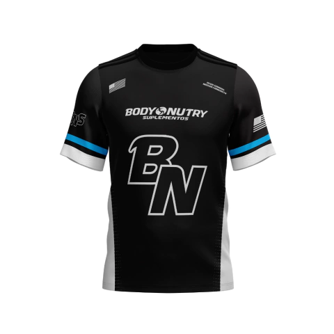 Camiseta preta Body Nutry com detalhes em branco nas laterais, faixas azuis e brancas nas mangas, e logotipos BN e Body Nutry Suplementos na parte frontal