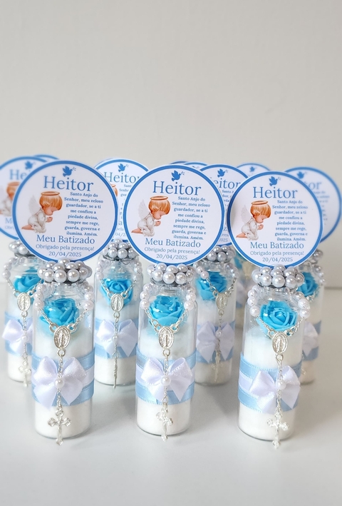 Lembrancinhas de batismo personalizadas com flores azuis, pérolas e cruzes, com o nome "Heitor" e data do batizado.