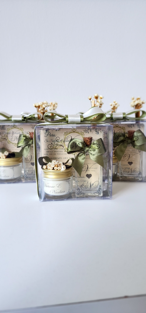 Conjunto de lembrancinhas de casamento com aromatizador e vela aromática, decoradas com laços e flores secas.