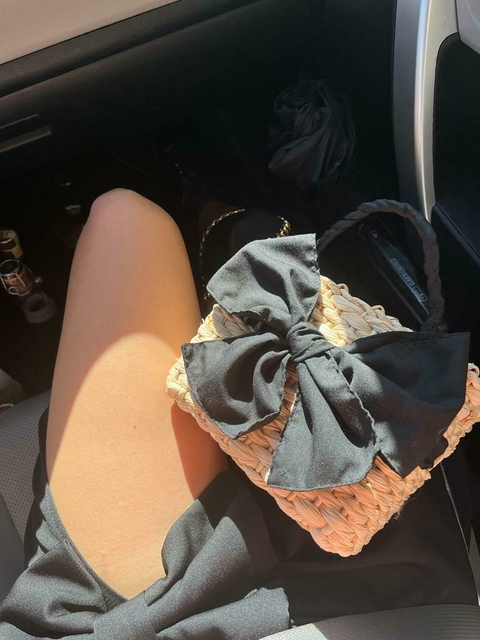 Mini bolsa de palha com laço