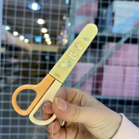 Tijera escolar Deli con estuche y gatito