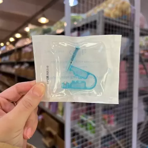 Perforador descartable para oreja con cierre seguro
