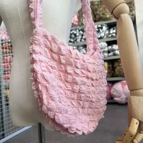 Bolso de peluche con textura burbuja y correa al hombro - comprar online