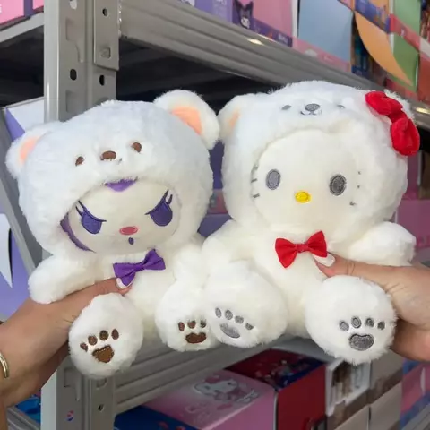 Peluche Hello Kitty / Kuromi con Disfraz de Osito 20cm