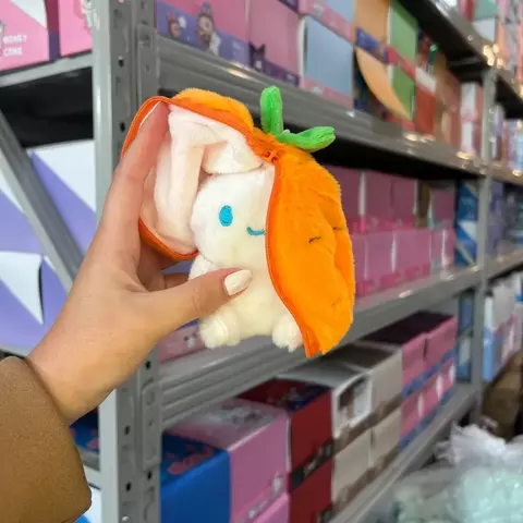 Llavero sorpresa Sanrio con fruta