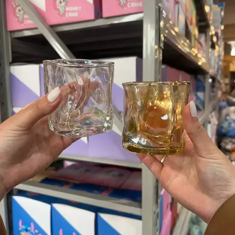 Vasos de vidrio tornasolado con diseño irregular