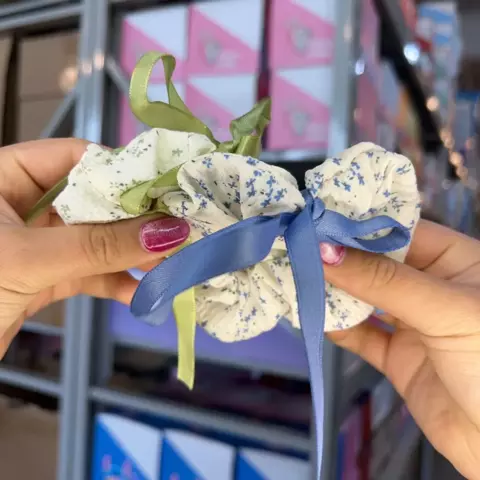 Colitas con lazo de cinta y estampado floral