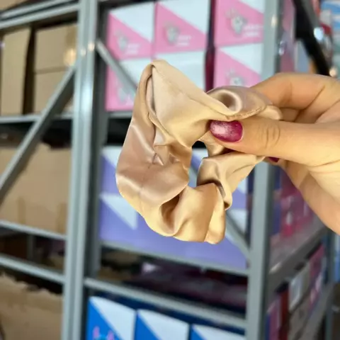 Colita satinada beige elegante