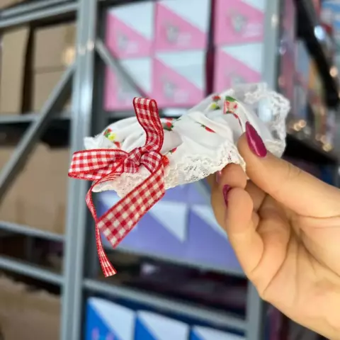 Colita blanca con cerezas y lazo escocés
