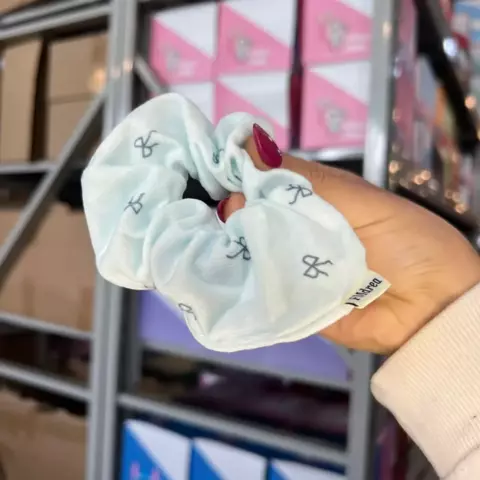 Colita celeste con estampado de moñitos