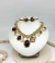 Conjunto colar e brinco dourado com pedras e pérolas