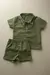 Conjunto infantil masculino com camisa de manga curta e shorts verde militar em linho misto