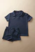 Conjunto infantil masculino em malha texturizada azul marinho com camiseta de gola italiana e shorts