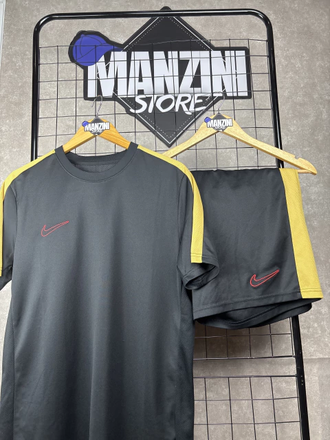 Conjunto Nike Dri-Fit Preta e Dourado - comprar online