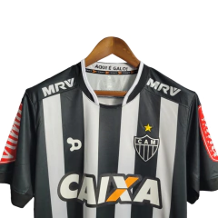 Camisa Retrô Atlético Mineiro 16/17 - Torcedor Umbro Masculina - Preta com branca patrocínio Caixa Econômica - CAMISAS DE FUTEBOL | VibeFut Store