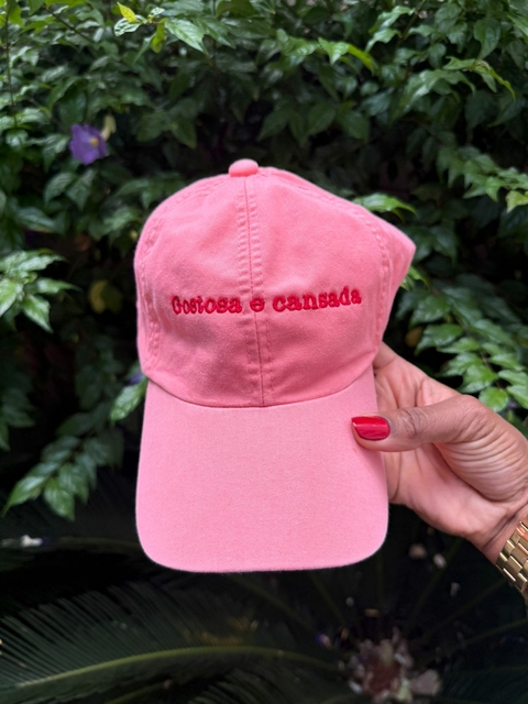 BONÉ GOSTOSA E CANSADA
