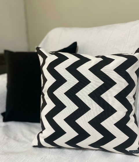 Almohadón zig zag negro - comprar online