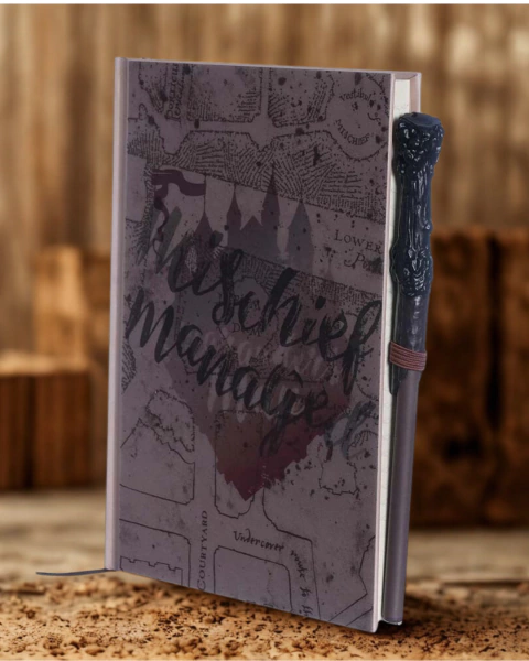 Caderno com capa dura ilustrada com o Mapa do Maroto e uma caneta estilizada presa ao lado