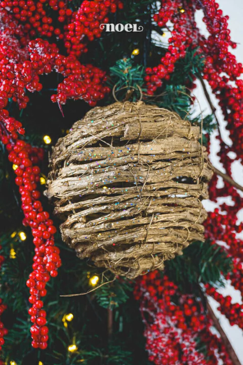 Bola decorada Natal rattan c/ glitter dourado - 13cm