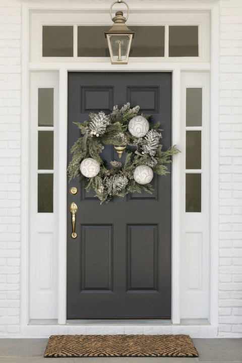 Guirlanda Decorada Nevada c/ Pinhas Branco/Verde - 45cm