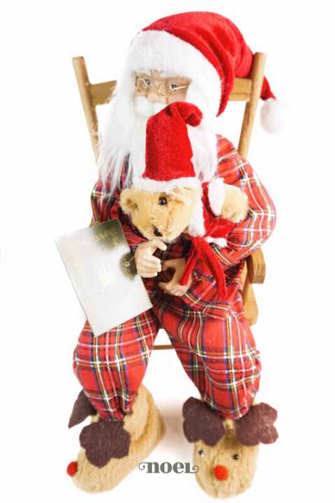 Papai Noel c/ pijama xadrez vermelho e pantufa na cadeira de balanço - 45cm